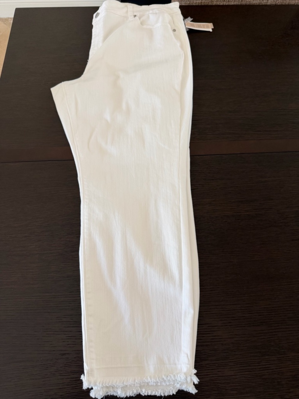 Vince Camuto White Frayed-Ankle Jeans